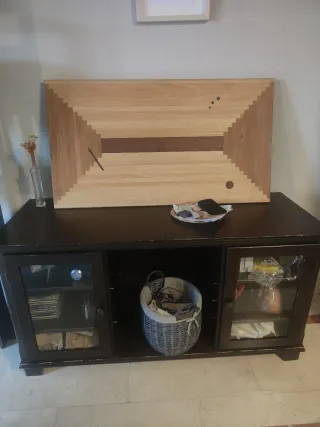 Mueble aparador oscuro con puertas de cristal