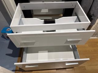 Mueble de baño blanco y plateado