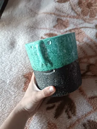 Maceta sonriente cerámica verde y negra