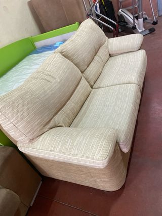 Sofá de tela beige y marrón
