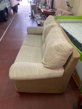 Sofá de tela beige y marrón