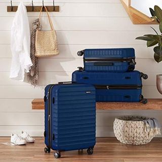 Amazon Basics Equipaje de mano rígido expandible: maleta de viaje ABS con 4 ruedas giratorias dobles; diseño ligero y resistente a los arañazos, 37,5 x 25,5 x 55 cm, azul marino NUEVO