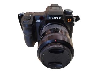 CAMARA DIGITAL REFLEX SONY ALPHA 700 12MPX 16-105MM 3.5-5.6 + CARGADOR + MANDO