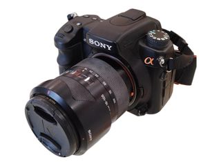 CAMARA DIGITAL REFLEX SONY ALPHA 700 12MPX 16-105MM 3.5-5.6 + CARGADOR + MANDO