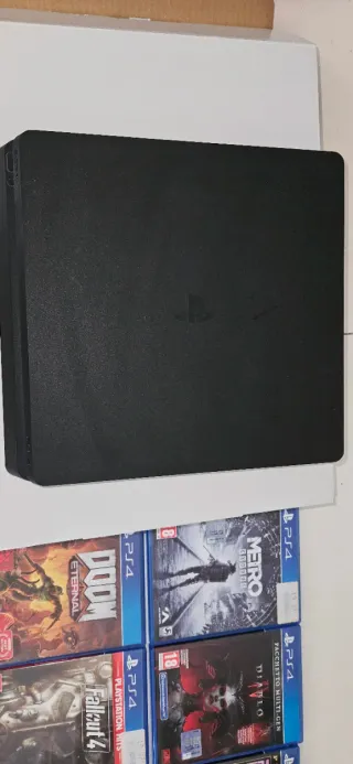 PS4 1TB + 3 Controller + 6 Giochi