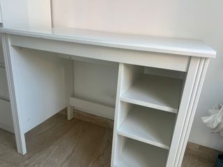 Escritorio blanco con estantes