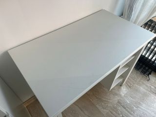 Escritorio blanco con estantes