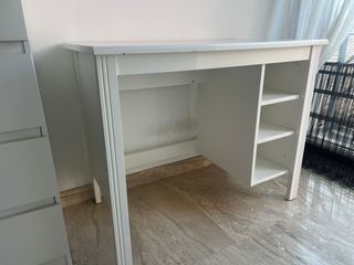 Escritorio blanco con estantes