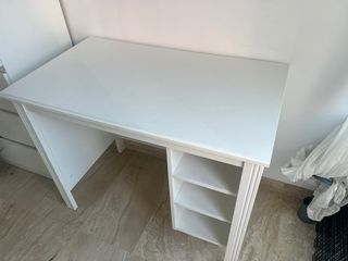 Escritorio blanco con estantes