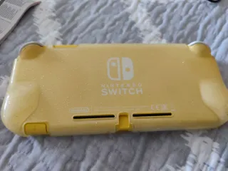 Nintendo Switch Lite Giallo + Custodia