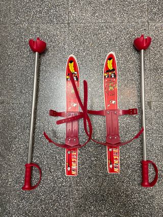 Esquís infantiles de plástico con bastones