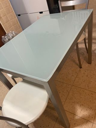 Mesa cristal y 4 sillas aluminio