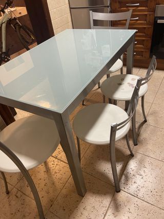 Mesa cristal y 4 sillas aluminio