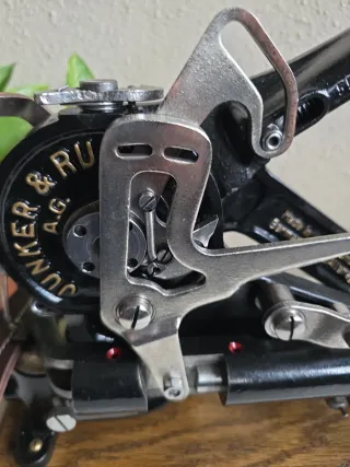 Máquina Antigua para Cuero y Piel