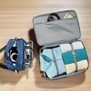 Amazon Basics Juego de Equipaje Blando de 2 Piezas, Maleta de Mano Expandible (58 cm) y Bolsa de Mano (25 cm), Ligeros, 100% Poliéster, Apilable, Azul Marino