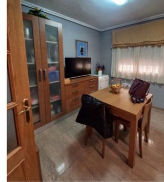 Vitrina, cajonera, mesa y 4 sillas