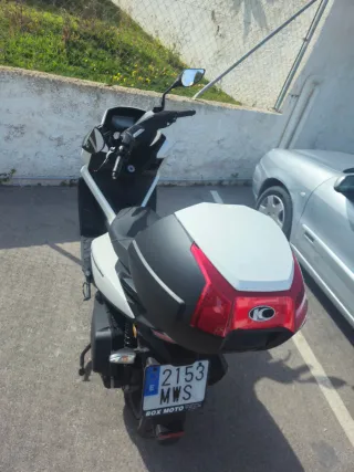 Moto Scooter Negra y Blanca Automática