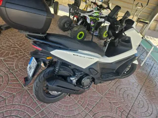 Moto Scooter Negra y Blanca Automática