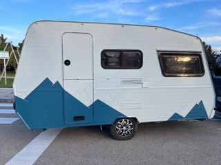 Caravana restaurada con diseño de montaña