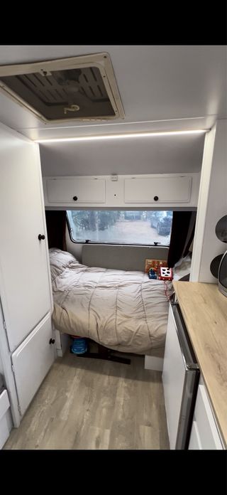 Caravana restaurada con diseño de montaña