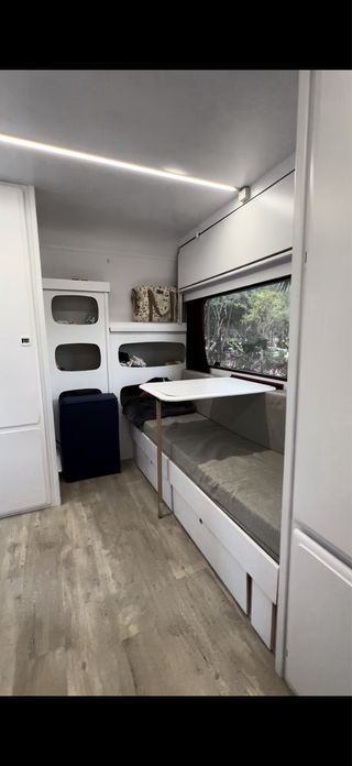 Caravana restaurada con diseño de montaña