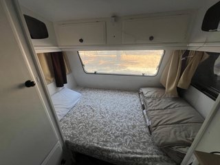 Caravana restaurada con diseño de montaña