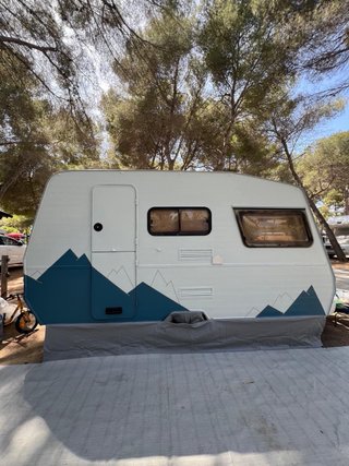 Caravana restaurada con diseño de montaña