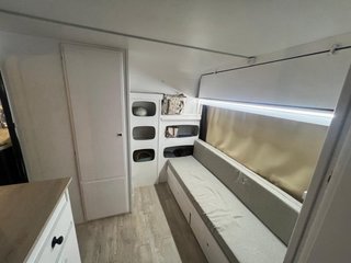 Caravana restaurada con diseño de montaña