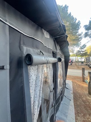 Caravana restaurada con diseño de montaña