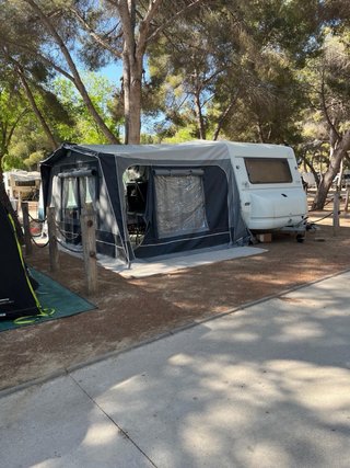 Caravana restaurada con diseño de montaña