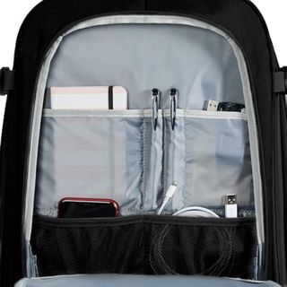 Amazon Basics Mochila de Viaje 40L, Equipaje de Mano (51x38x20cm), Tirantes Acolchados, Compartimento Portátil 17", Bolsillos Organizados - Negro