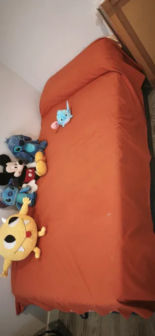 Canapé tapizado azul con colchón