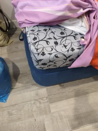 Canapé tapizado azul con colchón