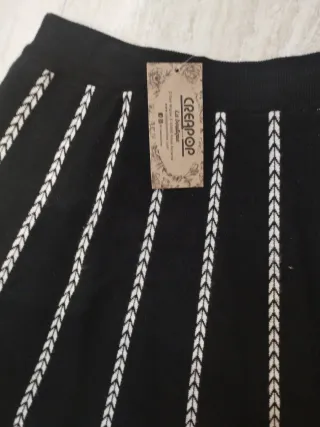 Falda de punto negra con bordado blanco