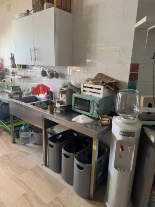 Escritorio de oficina blanco y gris