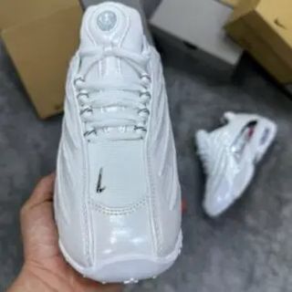 Zapatillas Nike Blancas y Plateadas