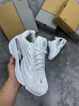 Zapatillas Nike Blancas y Plateadas