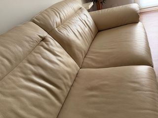 Sofá grande de piel beige
