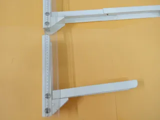 Soporte vertical metálico para tabla o estantería