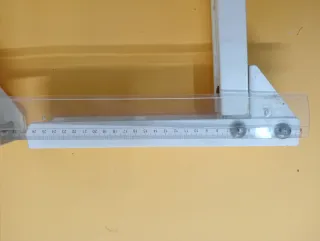 Soporte vertical metálico para tabla o estantería