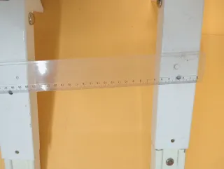 Soporte vertical metálico para tabla o estantería