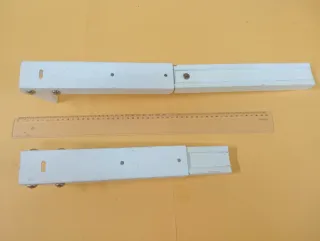 Soporte vertical metálico para tabla o estantería