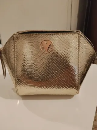 Neceser dorado con estampado de serpiente