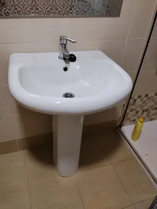 Lavabo con pie blanco