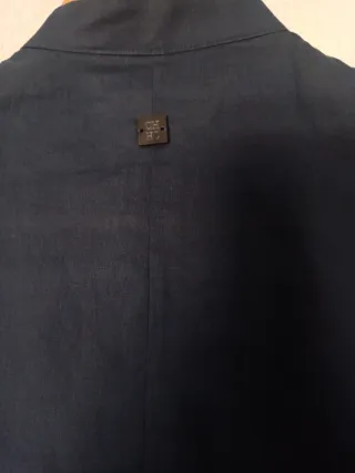 Camisa Carolina Herrera azul con volantes