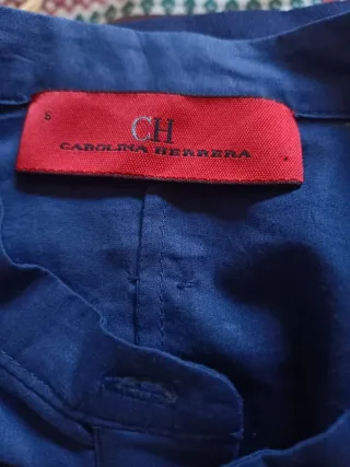Camisa Carolina Herrera azul con volantes
