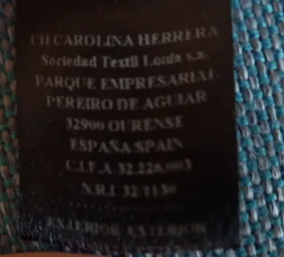 Camisa Carolina Herrera azul con volantes