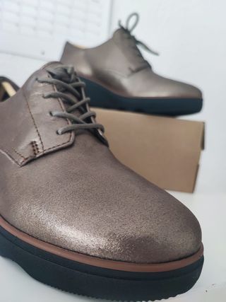 Clarks Mazy Hyannis piel cuña metálico t40