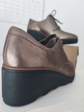 Clarks Mazy Hyannis piel cuña metálico t40