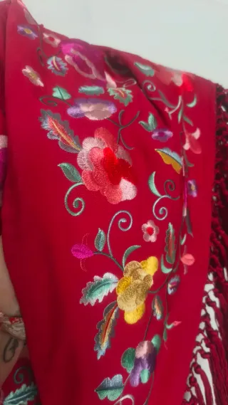 Mantoncillo rojo bordado floral multicolor